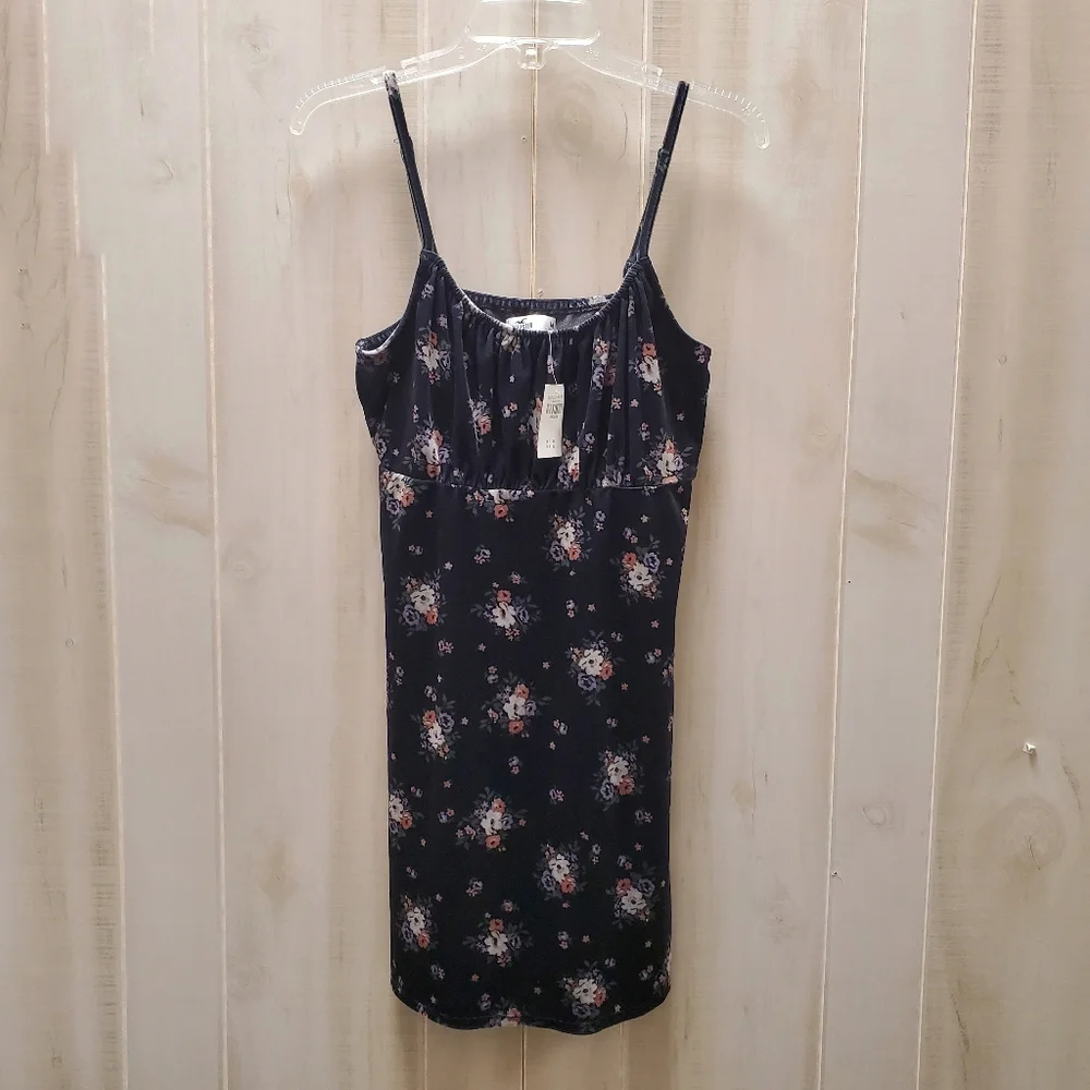 Hollister Velvet Dress Size M - NEW with Tags - Picture 1 of 9